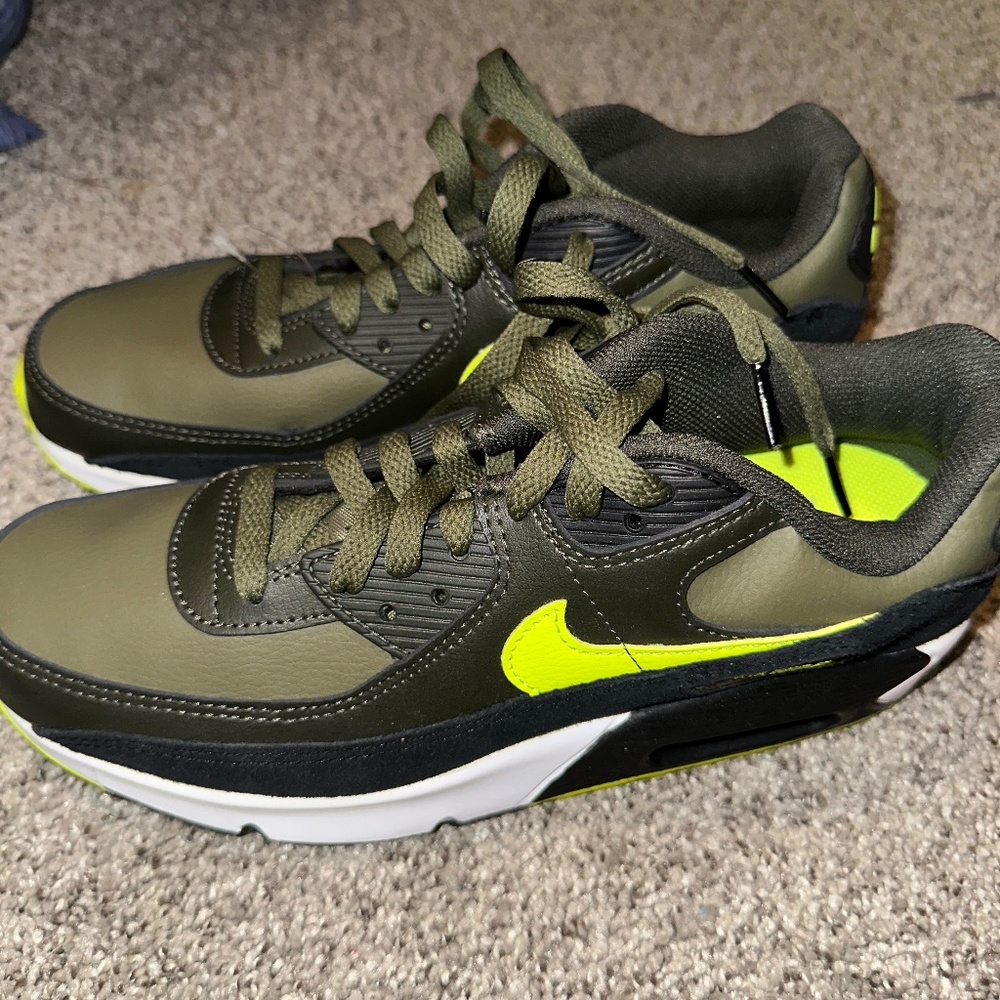 New WOT Nike Y7